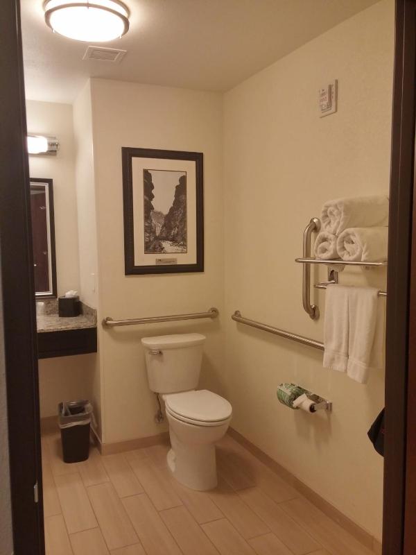 Standard Queen Room with Two Queen Beds and Mobility Accessible Tub image 3
