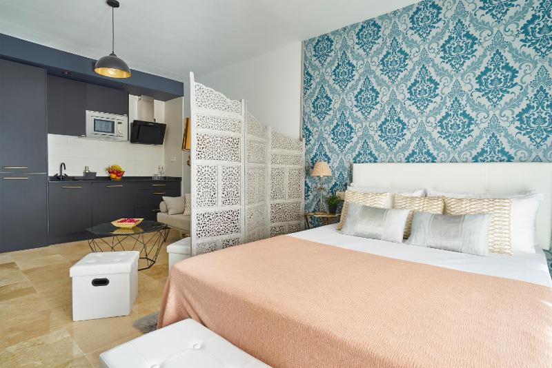 Studio Deluxe with Shared Roof Terrace - image 9