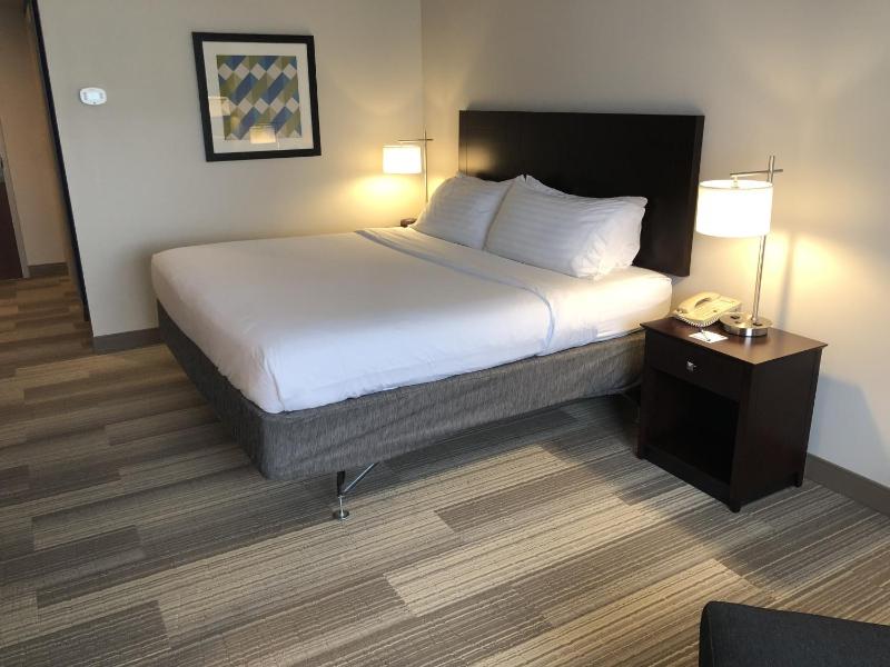 Standard King Room image 3