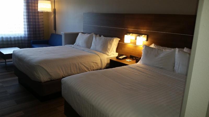 Standard Queen Room with Two Queen Beds image 3