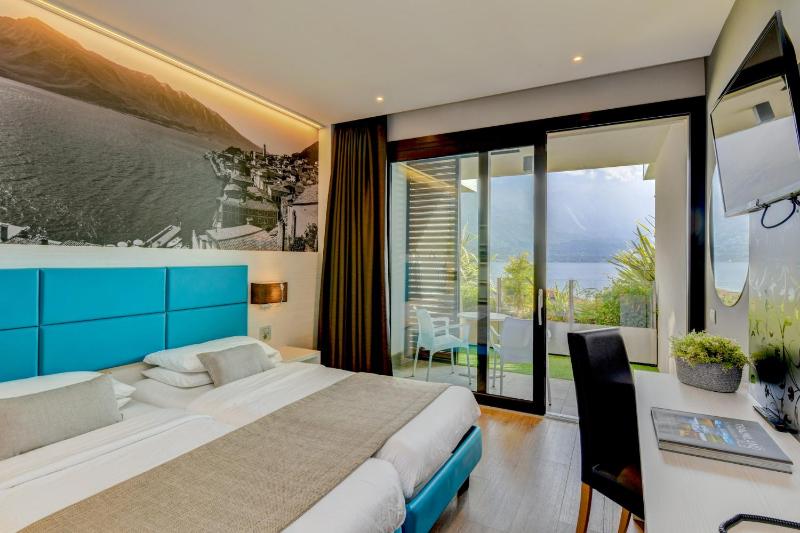 Standard Twin Room with Lake View image 3