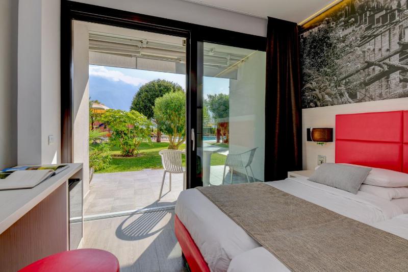 Standard Twin Room with Pool View image 2