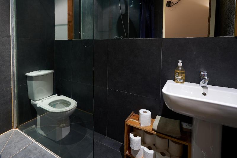 Twin Room with Shared Bathroom image 4