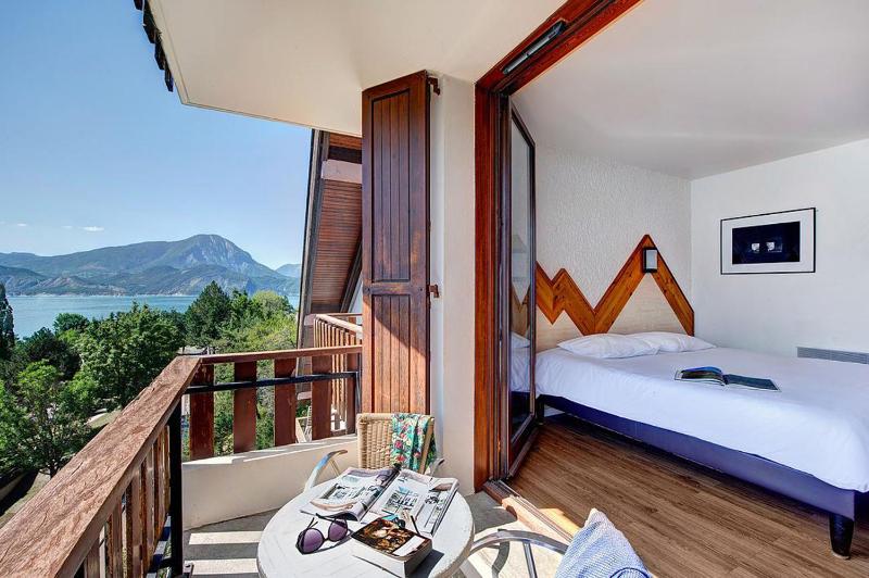 Double Room with Lake View image 3