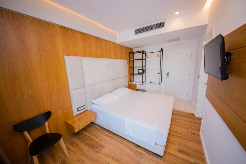 Double Room with Balcony image 4