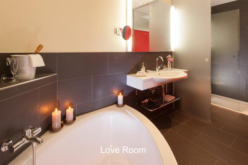 Love Double Room with Balcony image 4
