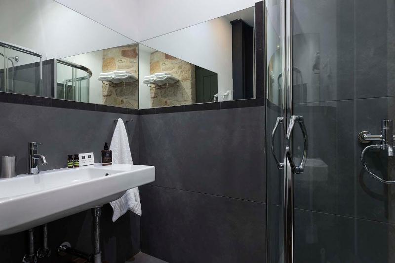Standard Double Room image 3