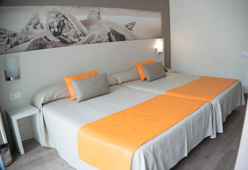 Quadruple Room (2 Adults + 2 Children) image 1