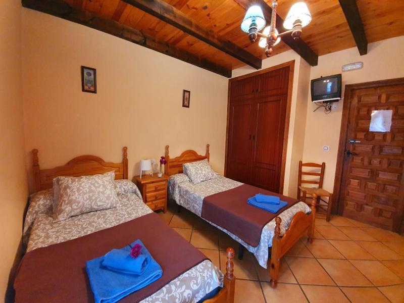 Comfort Triple Room with Shower image 4