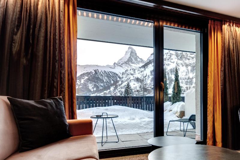 Superior Double Room with Panoramic Matterhorn View and Balcony image 4