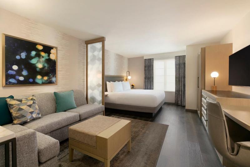 King Room with Sofa Bed image 3