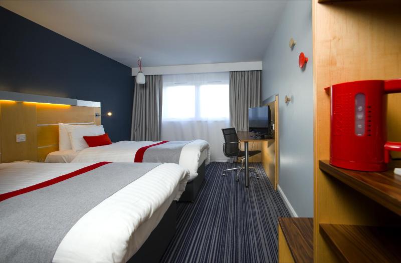 Standard Twin Room with Free Hot Breakfast image 3