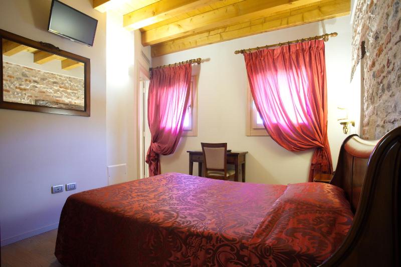 Single Room with French Bed image 1