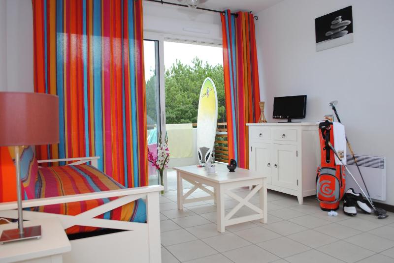 One-Bedroom Apartment with Alcove (6 Adults) image 2