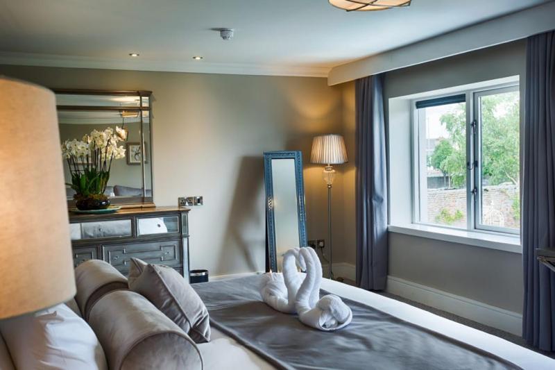 Suite with Garden View image 3