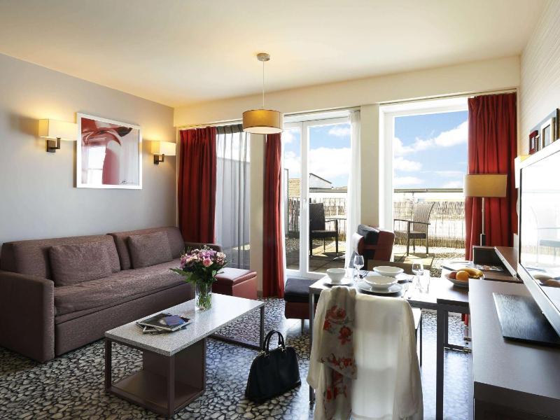 Superior One-Bedroom Apartment with Balcony (4 Adults) image 2