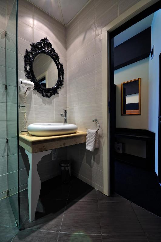 Deluxe Double Room image 4