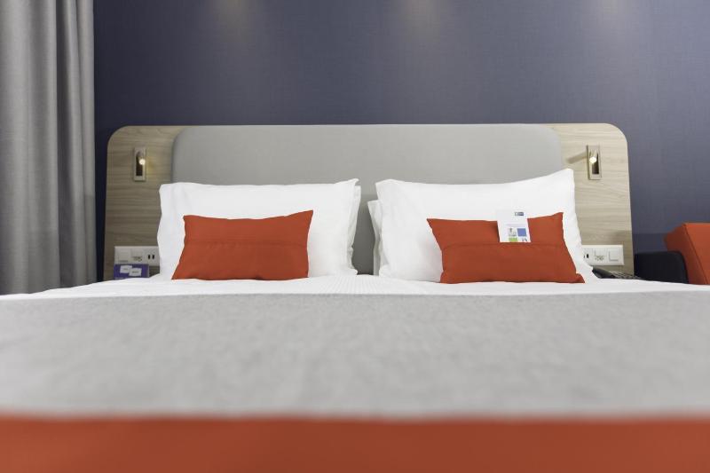 Standard Queen Room with Single Sofa Bed image 2