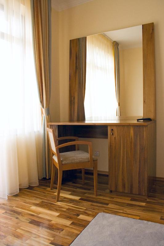 Twin Room image 3