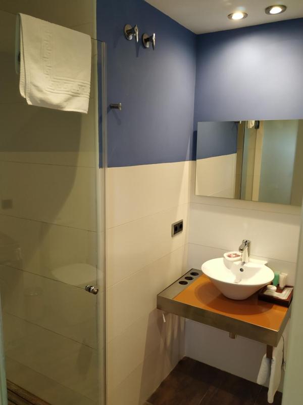 Deluxe One-Bedroom Apartment image 2