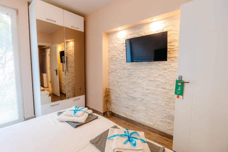 One-Bedroom Apartment image 3