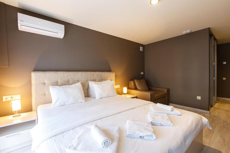 Standard King Room image 3
