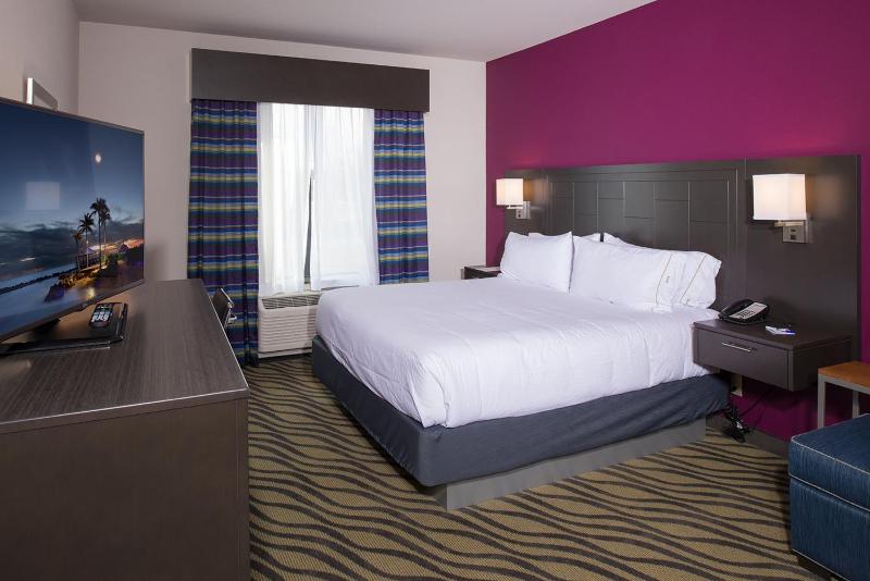 Standard King Room image 2