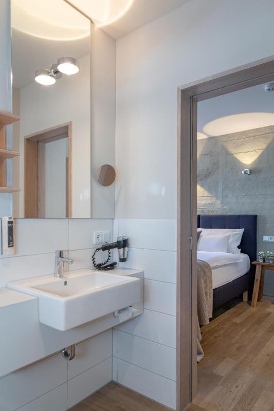 Double Room image 3
