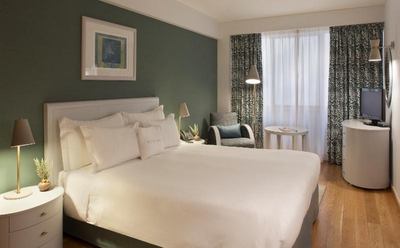 Deluxe One-Bedroom Apartment image 1