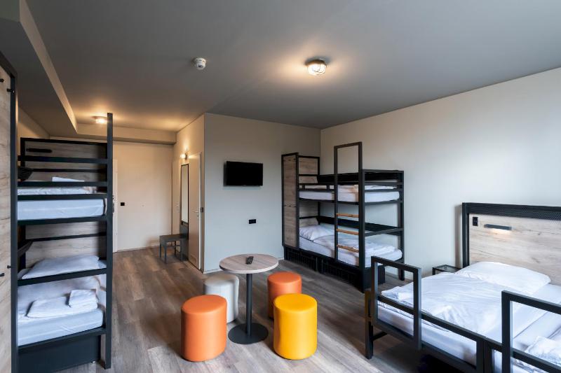 Six-Bed Room image 3