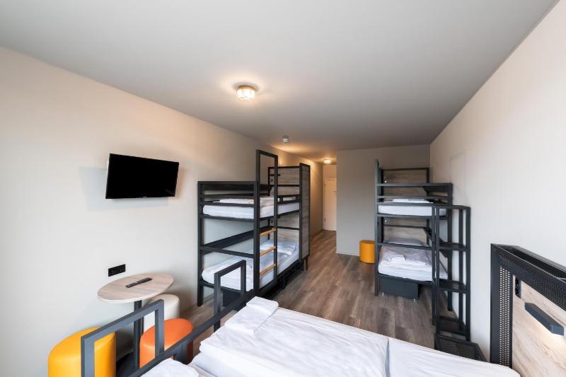 Six-Bed Room image 2