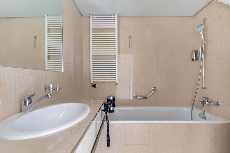 Double or Twin Room image 4