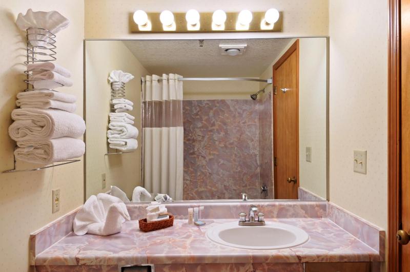 Queen Room with Two Queen Beds - Disability Access/Non-Smoking image 2