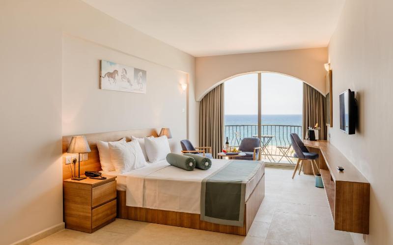 Double Room with Balcony and Sea View image 1