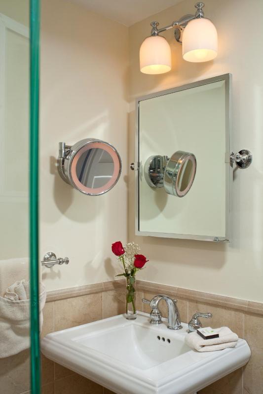 Standard Queen Room image 2