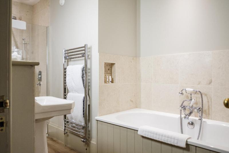 Large Double Room image 3