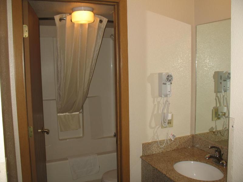 Deluxe King Room image 2