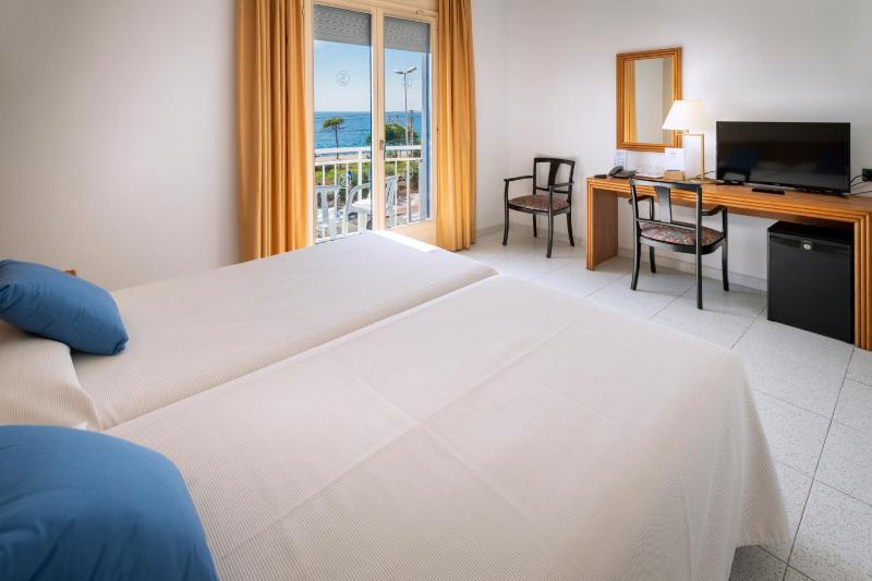 Double Room with Sea View image 4