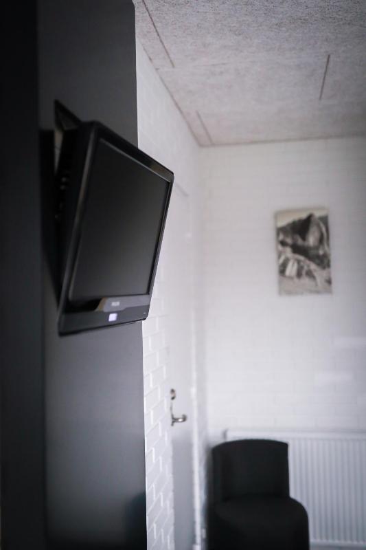 Twin Room image 4