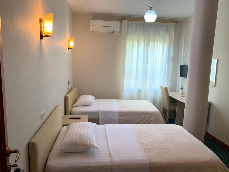 Budget Twin Room image 4