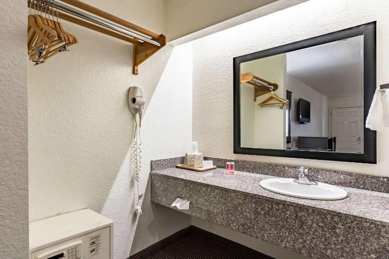 Queen Room with Two Queen Beds - Accessible/Non-Smoking  image 3
