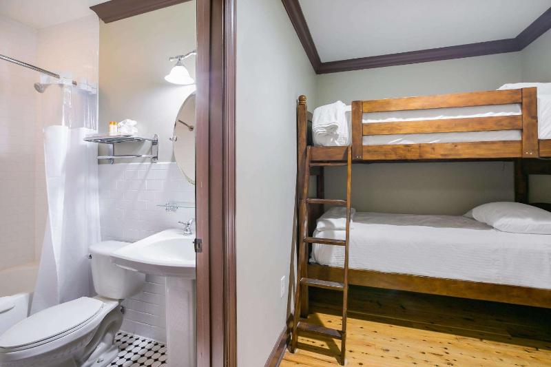 Queen Triple Room - Non-Smoking image 2