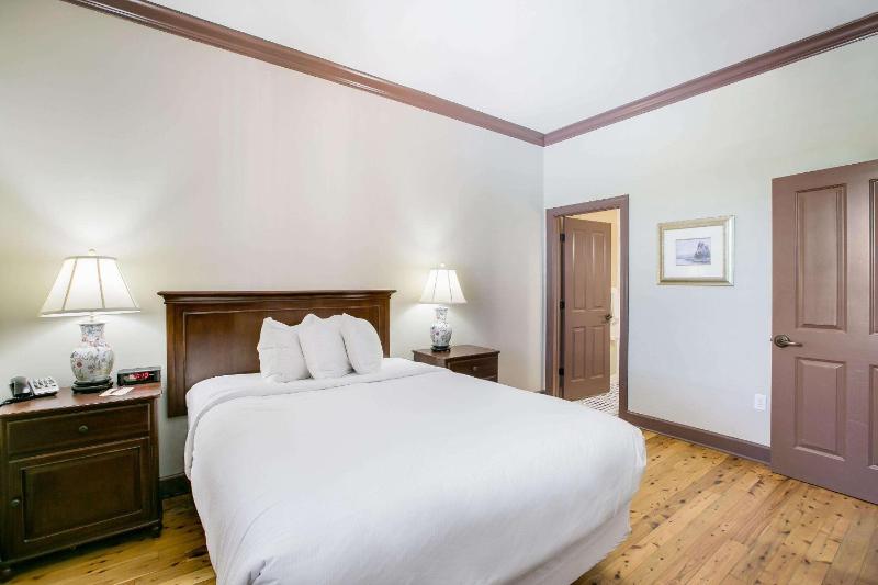 King Suite - Non-Smoking image 4