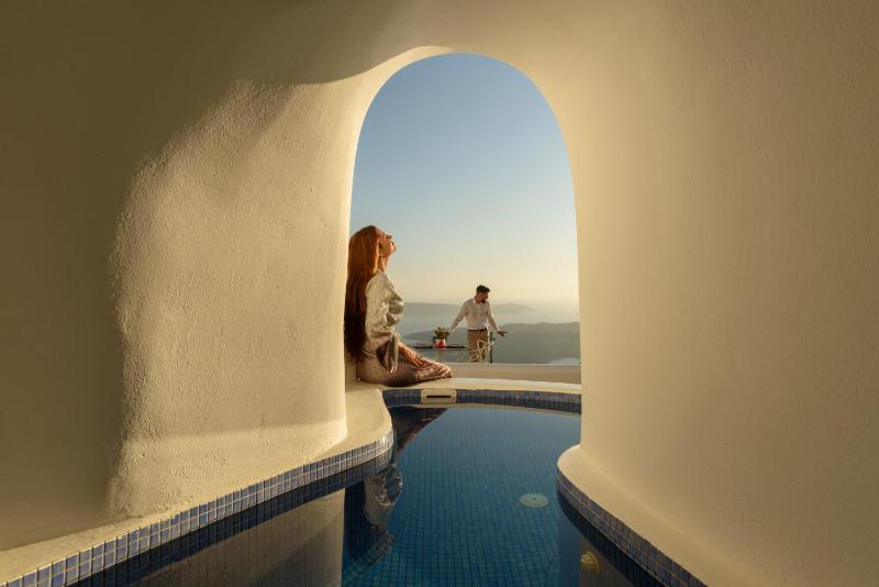 Executive plunge pool suite image 1