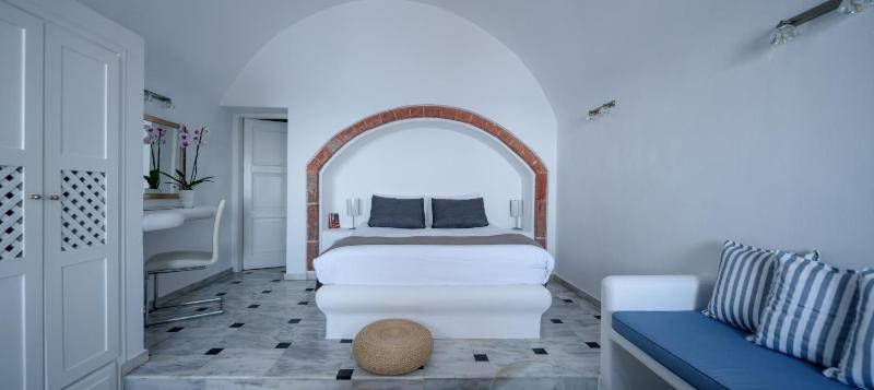 Junior Suite with Hot Tub image 3