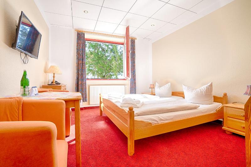 Double Room image 3