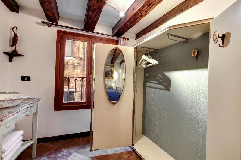 Canal View Suite in Rialto by Wonderful Italy - image 15