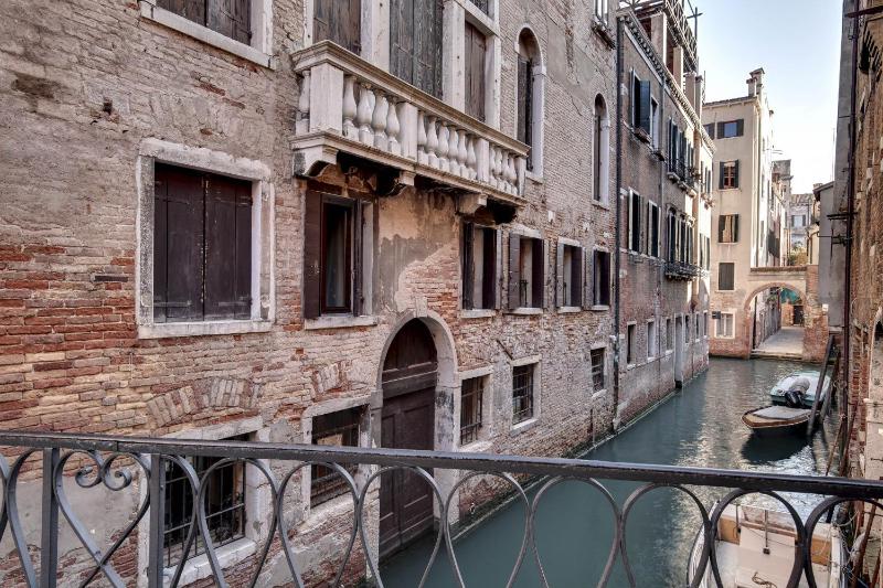 Canal View Suite in Rialto by Wonderful Italy - image 14