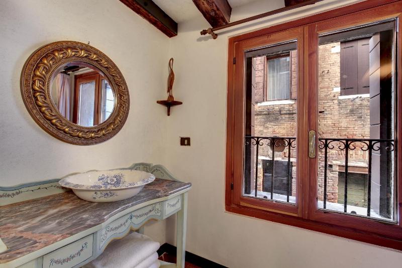 Canal View Suite in Rialto by Wonderful Italy - image 6