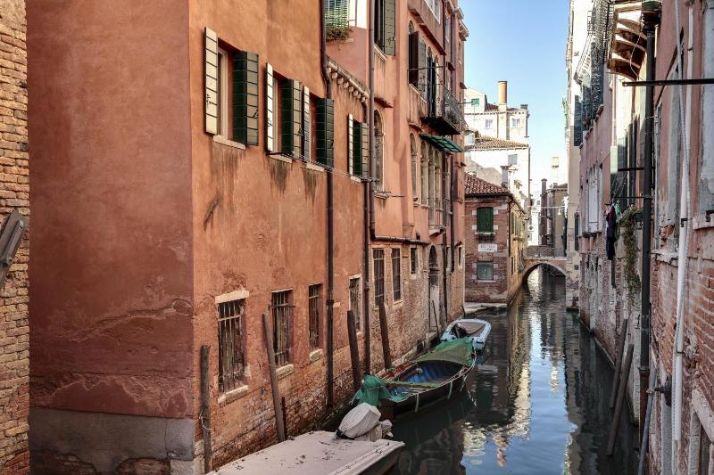 Canal View Suite in Rialto by Wonderful Italy - image 11
